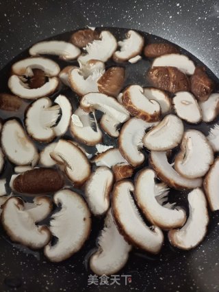 香菇炒青菜的做法步骤：3