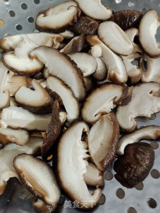 香菇炒青菜的做法步骤：4