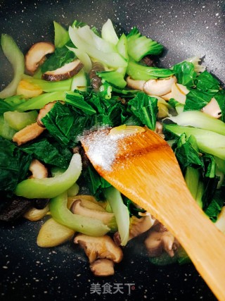 香菇炒青菜的做法步骤：10