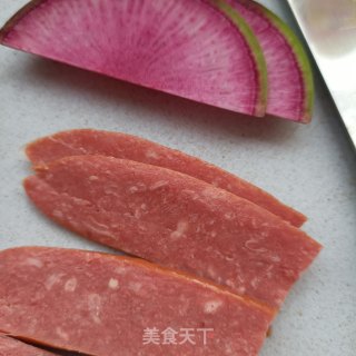 彩萝卜蒜蓉肠三明治的做法步骤：1