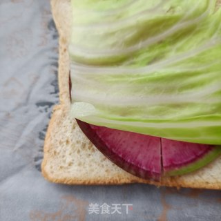 彩萝卜蒜蓉肠三明治的做法步骤：8
