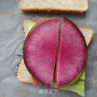 彩萝卜蒜蓉肠三明治的做法步骤：10