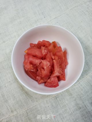 酸甜鲜香番茄鱼丸金针菇粉丝煲的做法步骤：1