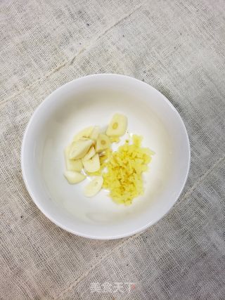 酸甜鲜香番茄鱼丸金针菇粉丝煲的做法步骤：5