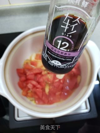 酸甜鲜香番茄鱼丸金针菇粉丝煲的做法步骤：7