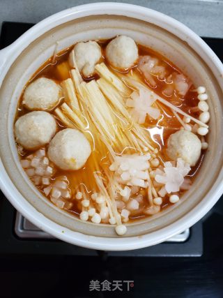 酸甜鲜香番茄鱼丸金针菇粉丝煲的做法步骤：9