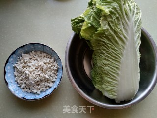 白菜帮子别再扔了，用它包白菜粉条肉包子，口感鲜嫩，美味好吃。的做法步骤：2