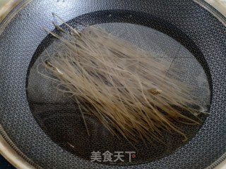 白菜帮子别再扔了，用它包白菜粉条肉包子，口感鲜嫩，美味好吃。的做法步骤：3