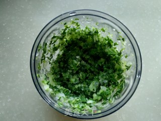 白菜帮子别再扔了，用它包白菜粉条肉包子，口感鲜嫩，美味好吃。的做法步骤：6
