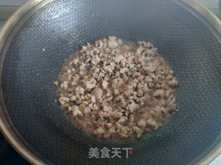 白菜帮子别再扔了，用它包白菜粉条肉包子，口感鲜嫩，美味好吃。的做法步骤：9