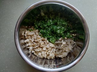 白菜帮子别再扔了，用它包白菜粉条肉包子，口感鲜嫩，美味好吃。的做法步骤：10