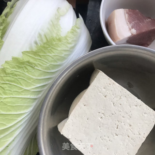 土锅白菜炖豆腐的做法步骤：1