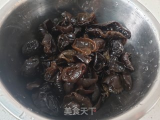 青菜木耳虾皮包子的做法步骤：2