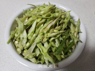 梅豆肉丝卤面的做法步骤：1
