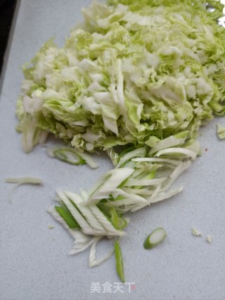 “白菜”虾酱炒白菜的做法步骤：3
