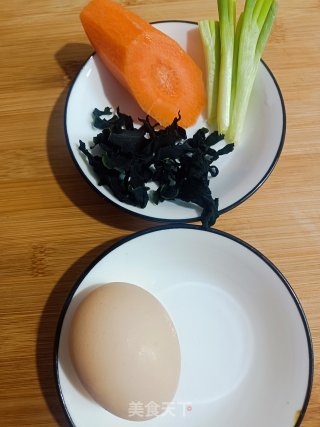 裙带菜鸡蛋汤的做法步骤：1