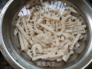 酸辣藕丝的做法步骤：2
