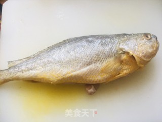 清蒸大黄鱼的做法步骤：1