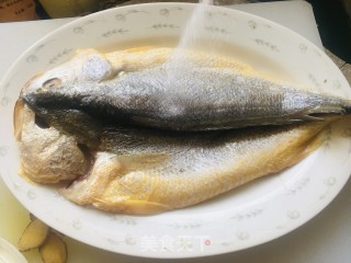 清蒸大黄鱼的做法步骤：2