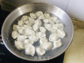 酸汤水饺的做法步骤：2