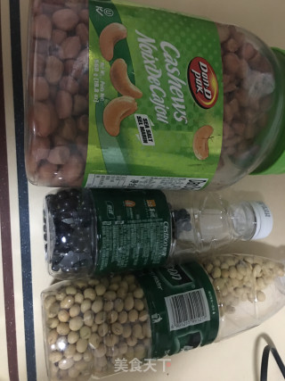 鲜榨黑豆豆浆的做法步骤：1