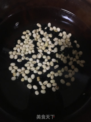 鲜榨黑豆豆浆的做法步骤：4