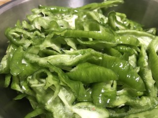 螺丝椒炒肉的做法步骤：1