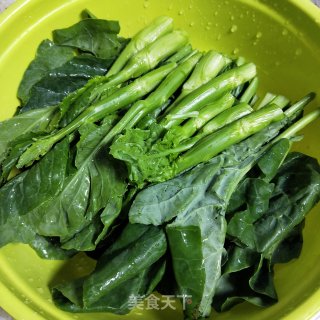 腊肉炒芥兰的做法步骤：1
