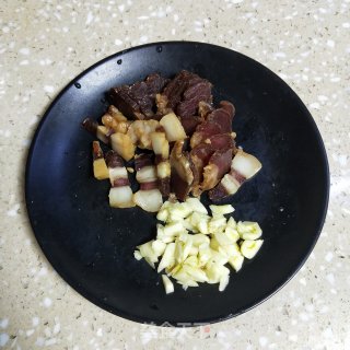 腊肉炒芥兰的做法步骤：3