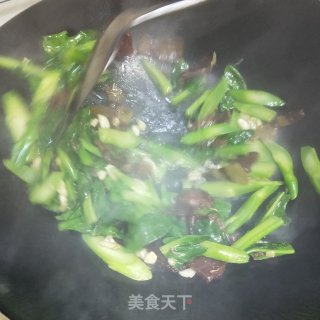 腊肉炒芥兰的做法步骤：6