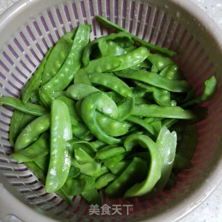 腊肉炒荷兰豆的做法步骤：1