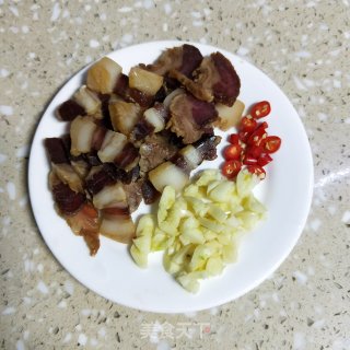 腊肉炒荷兰豆的做法步骤：2