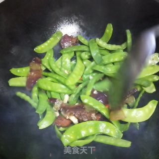 腊肉炒荷兰豆的做法步骤：5