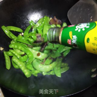 腊肉炒荷兰豆的做法步骤：6