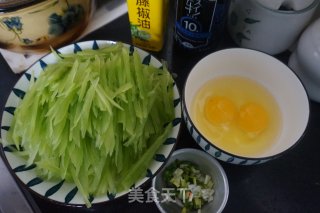 藤椒莴笋炒蛋的做法步骤：1