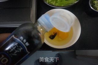 藤椒莴笋炒蛋的做法步骤：2