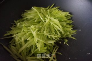 藤椒莴笋炒蛋的做法步骤：8