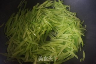 藤椒莴笋炒蛋的做法步骤：9