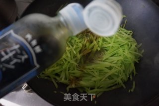 藤椒莴笋炒蛋的做法步骤：10