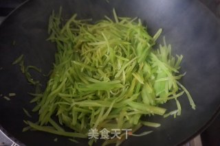 藤椒莴笋炒蛋的做法步骤：11