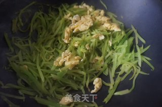 藤椒莴笋炒蛋的做法步骤：12