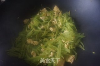 藤椒莴笋炒蛋的做法步骤：13