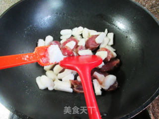 腊肠炒荸荠的做法步骤：4
