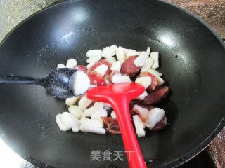 腊肠炒荸荠的做法步骤：5