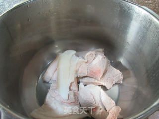 蘑菇青菜笃猪肉的做法步骤：2