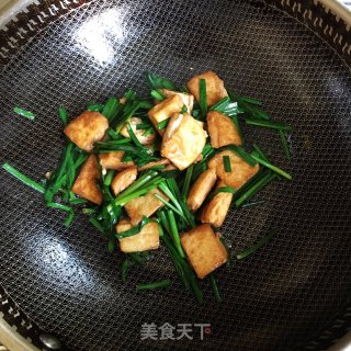 韭菜炒豆腐的做法步骤：4