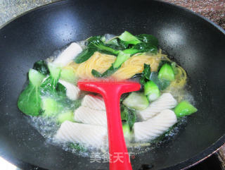 包心鱼卷青菜玉米面条的做法步骤：5