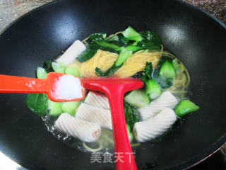 包心鱼卷青菜玉米面条的做法步骤：6