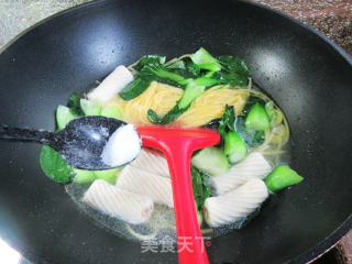 包心鱼卷青菜玉米面条的做法步骤：7