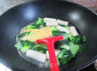 包心鱼卷青菜玉米面条的做法步骤：8